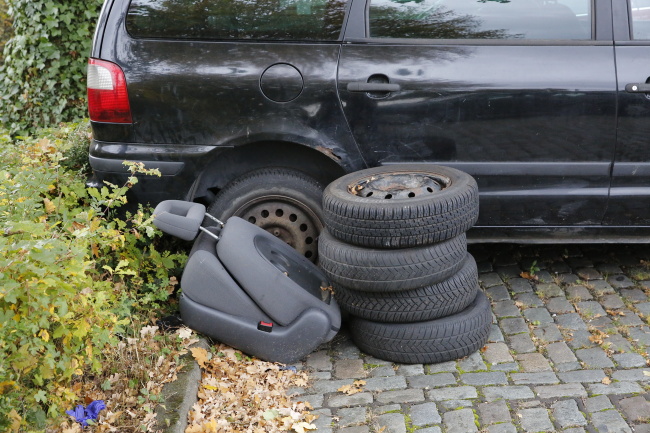 Ulrich Simons - Schrottautos